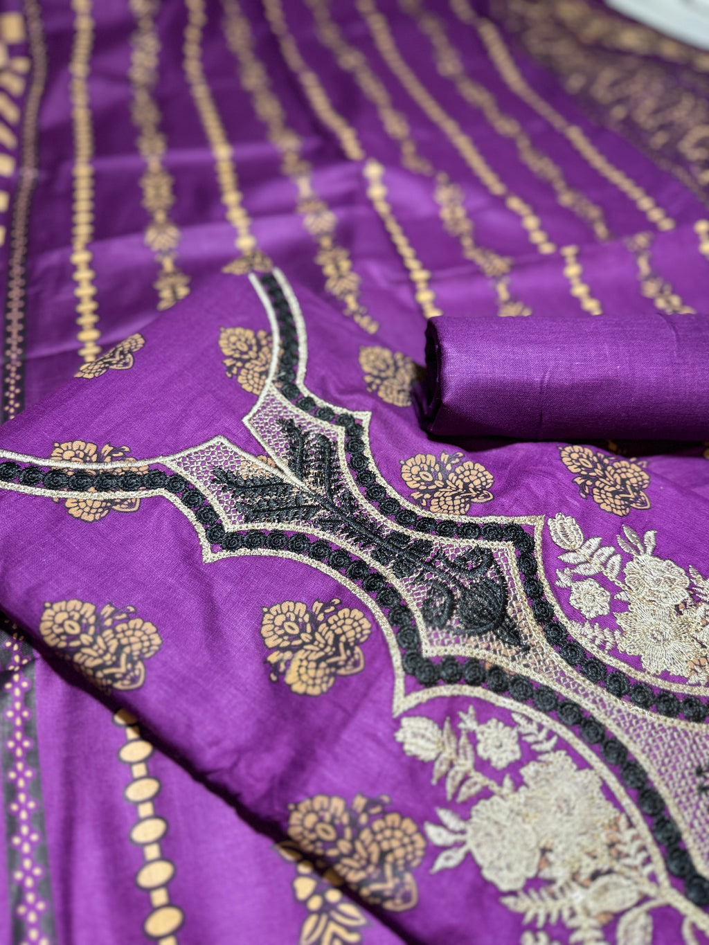 3 Pc Unstitched Lawn Suit - Embroidered