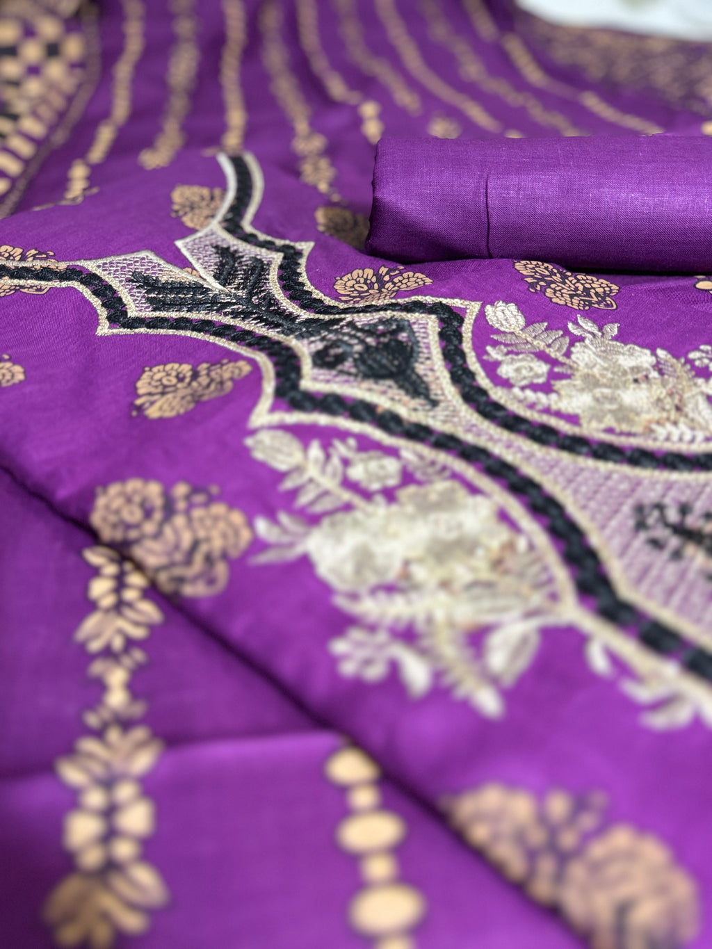 3 Pc Unstitched Lawn Suit - Embroidered