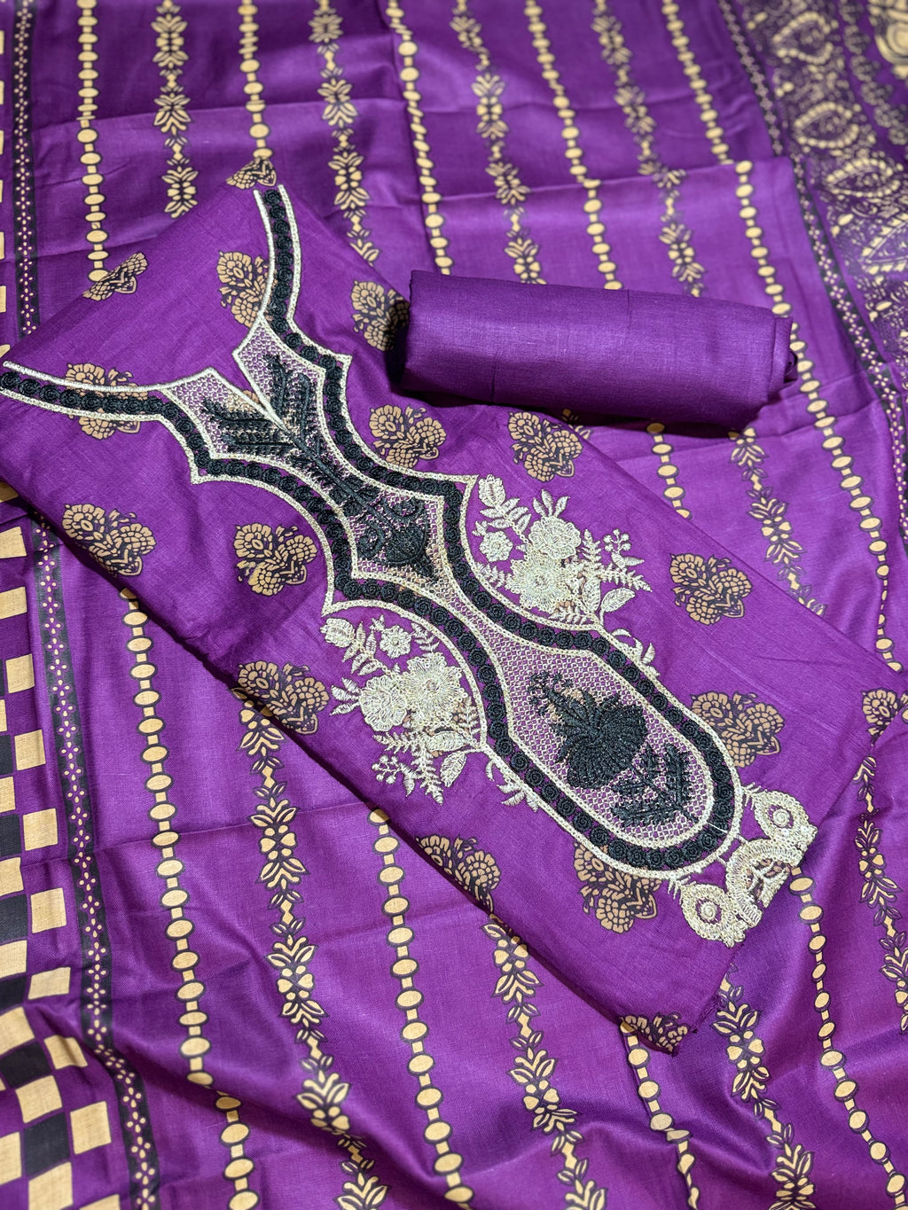 3 Pc Unstitched Lawn Suit - Embroidered